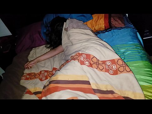 ❤️ Anak tiri berating ibu tiriné enom nalika dheweke turu. ❤️ Video seks ing jv.allo-sex.ru